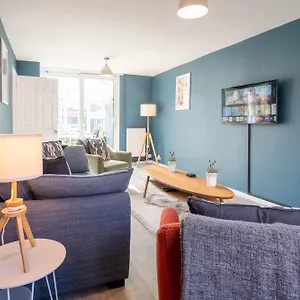 Gatwick Place - 4 Bed 2 Bath Self Contained House With Private Garden Holiday home